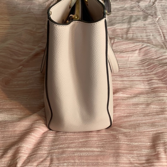 TORY BURCH EVERLY TOTE BAG. Pebbled leather. Color; Shell pink/652 - Picture 3 of 8